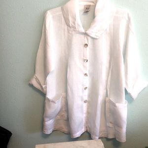 MATCH POINT - Pretty white button front tunic